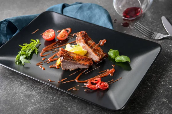 おいしい焼きカルビとテーブルの上のソース プレート — ストック写真