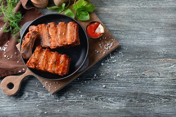 Frying Pan Delicious Ribs Wooden Table — Stock Photo, Image