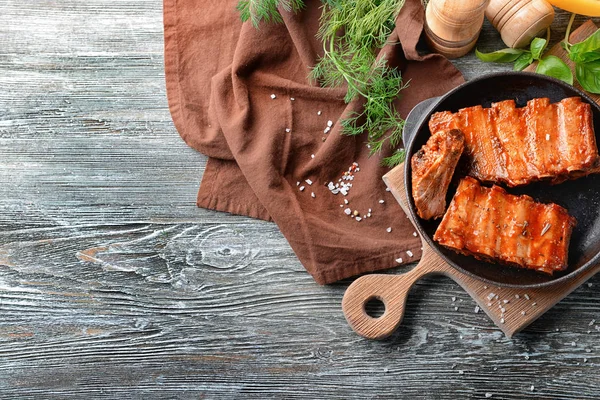 Frying Pan Delicious Ribs Wooden Table — Stock Photo, Image