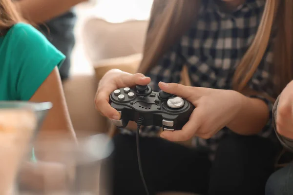 Κορίτσι Παιχνίδια Βίντεο Στο Σπίτι Κοντινό Πλάνο — Φωτογραφία Αρχείου