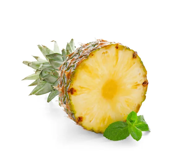 Die Hälfte Der Frischen Ananas Auf Weißem Hintergrund — Stockfoto