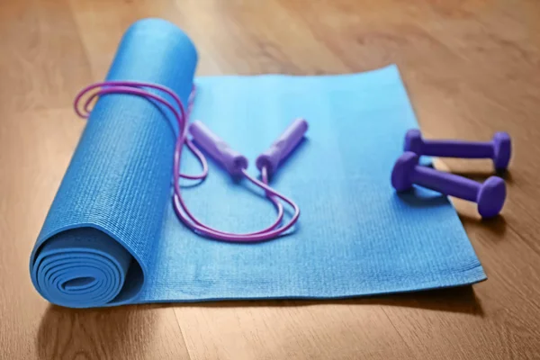 Tapis Yoga Avec Corde Sautante Haltères Sur Sol Bois — Photo