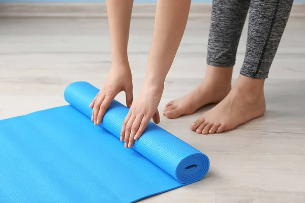 Mujer Joven Con Esterilla Yoga Interior —  Fotos de Stock