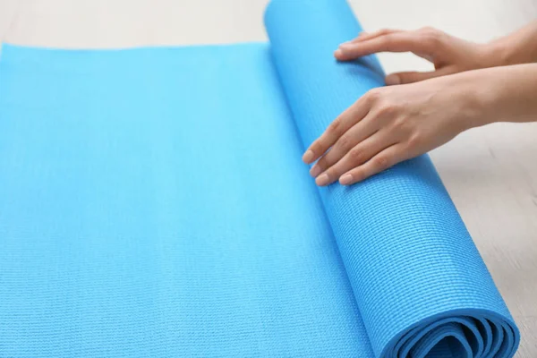 Young Woman Yoga Mat Indoors Closeup — Stock Photo, Image