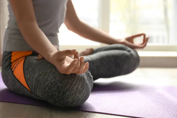 Wanita Muda Berlatih Yoga Dalam Ruangan — Stok Foto