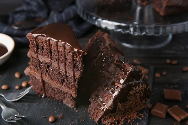 Trozos Sabroso Pastel Chocolate Mesa — Foto de Stock