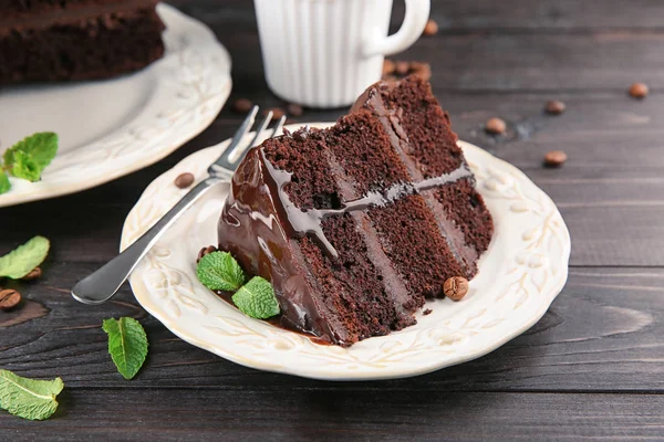 Πλάκα Κέικ Σοκολάτας Στο Ξύλινο Τραπέζι — Φωτογραφία Αρχείου