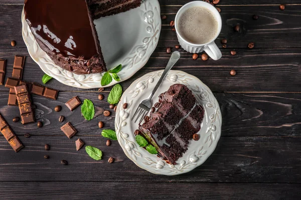 Composición Con Sabroso Pastel Chocolate Sobre Mesa Madera — Foto de Stock
