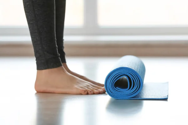 Giovane Donna Con Tappetino Yoga Chiuso — Foto Stock