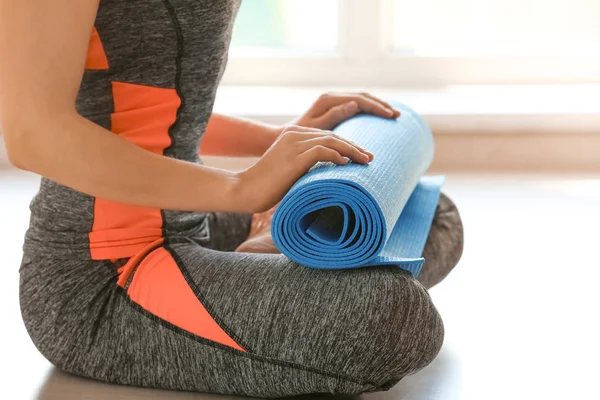 Giovane Donna Con Tappetino Yoga Chiuso — Foto Stock