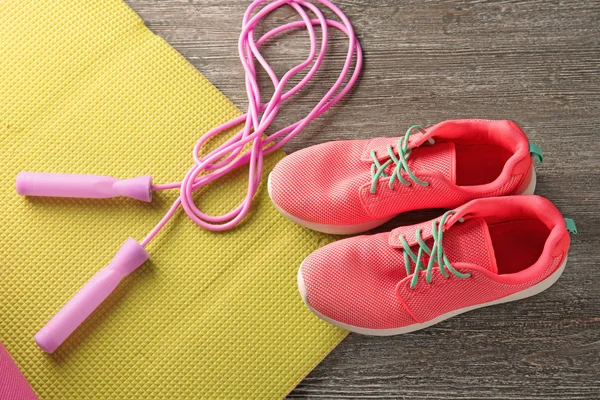 Tapis Yoga Avec Corde Sauter Baskets Sur Fond Bois — Photo