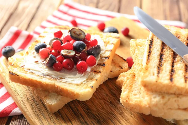 バターと木製基板 クローズ アップの新鮮な果実とおいしい甘いトースト — ストック写真