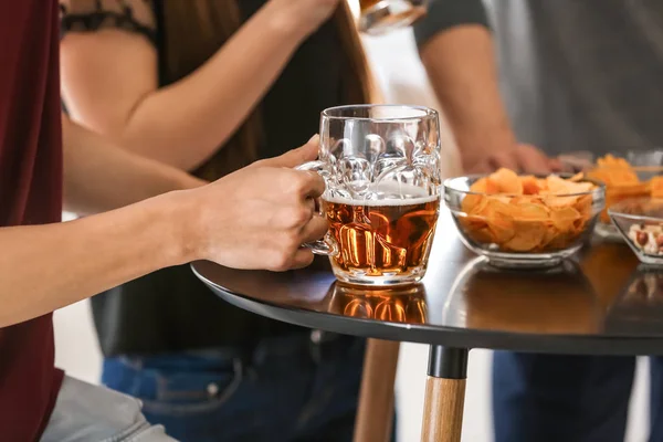 Man Med Vänner Som Dricker Baren — Stockfoto