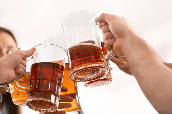 Gruppo Amici Bicchieri Con Birra Bar — Foto Stock