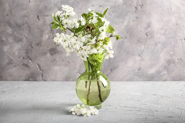 Vase Avec Belles Branches Fleuries Sur Fond Gris Texturé — Photo