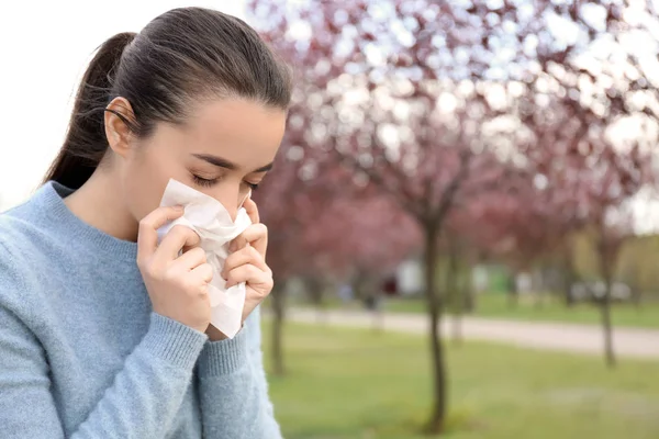 Wanita Muda Dengan Wiper Hidung Dekat Pohon Mekar Konsep Alergi — Stok Foto