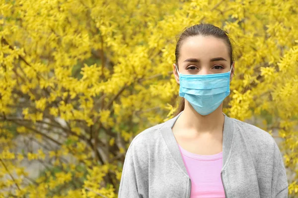 Young Woman Protective Mask Blooming Tree Allergy Concept — Stock Photo, Image