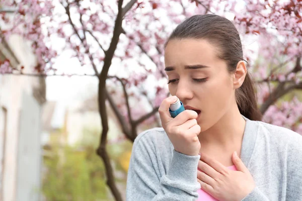 Mulher Nova Usando Inalador Perto Árvore Florescendo Conceito Alergia — Fotografia de Stock