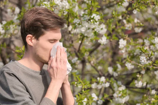 Joven Con Limpiaparabrisas Cerca Árbol Floreciente Concepto Alergia — Foto de Stock