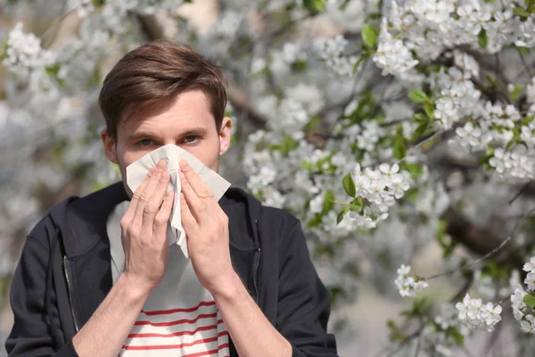 Jovem Com Limpador Nariz Perto Árvore Florescente Conceito Alergia — Fotografia de Stock