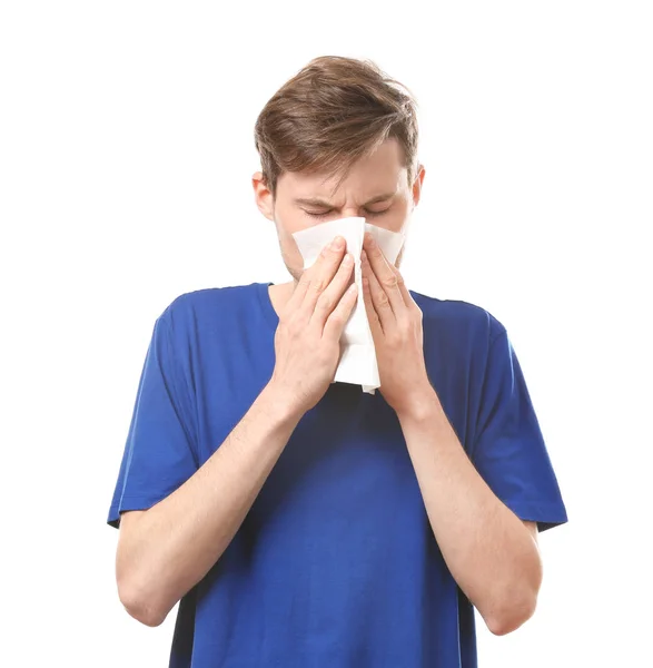 Pemuda Dengan Hidung Penyeka Pada Latar Belakang Putih Konsep Alergi — Stok Foto