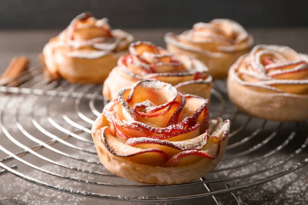 Cooling Rack Rose Shaped Apple Pastry Table Closeup — Stock Photo, Image