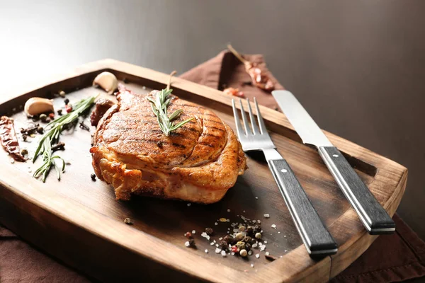 Plateau Bois Avec Steak Grillé Savoureux Épices Sur Table — Photo