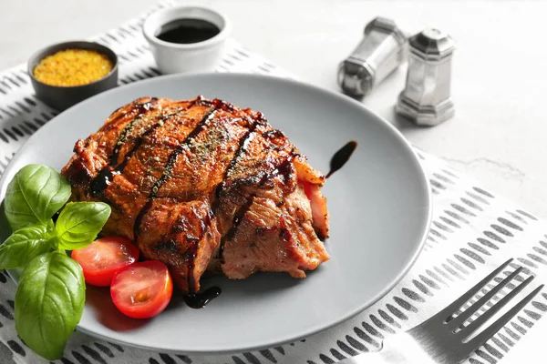 Assiette Avec Steak Grillé Savoureux Sauces Sur Table — Photo