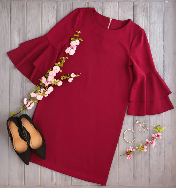 Uppsättning Trendiga Kvinnliga Kläder Tillbehör Och Blommande Grenar Färg Bakgrunden — Stockfoto