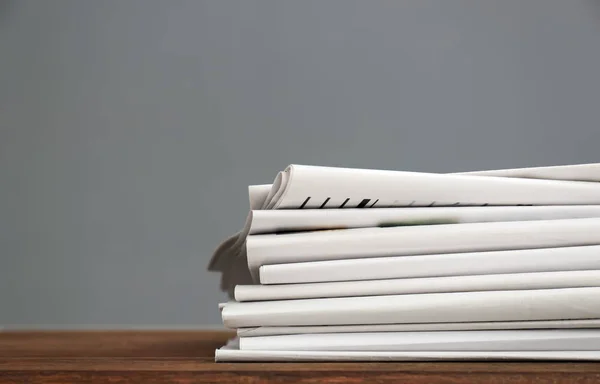 Hög Med Tidningar Träbord — Stockfoto