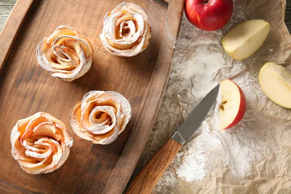 Вкусные Яблочные Розы Слоеного Теста Деревянной Доске — стоковое фото