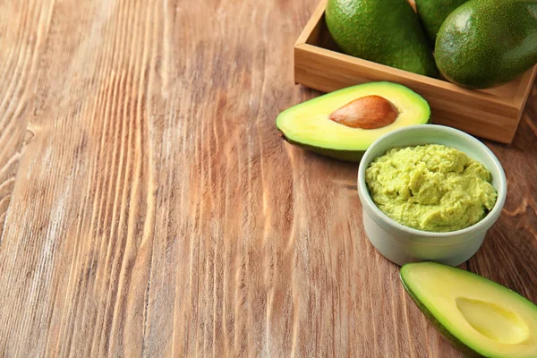 Bowl Tasty Guacamole Ripe Avocados Wooden Table — Stock Photo, Image