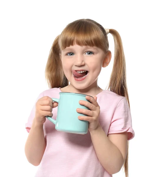 Niedliches Kleines Mädchen Mit Einer Tasse Heißen Kakaogetränks Auf Weißem — Stockfoto