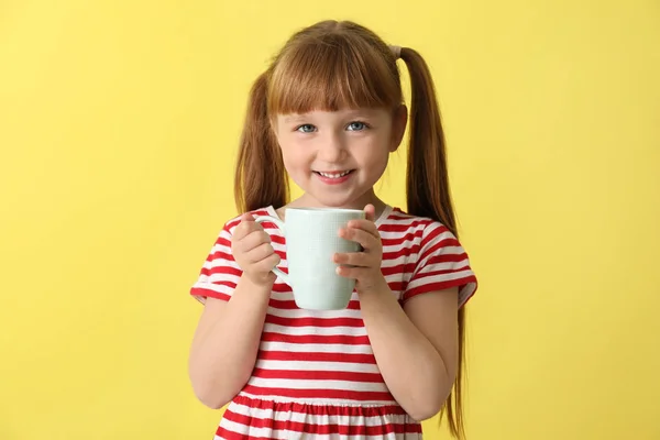 Linda Niña Con Taza Bebida Cacao Caliente Fondo Color — Foto de Stock