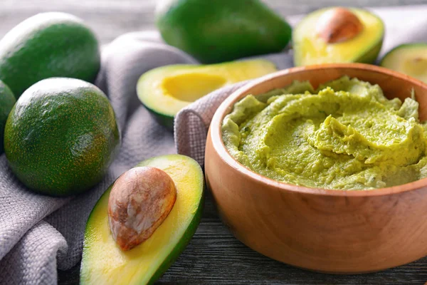 Bowl Delicious Guacamole Ripe Avocados Table — Stock Photo, Image