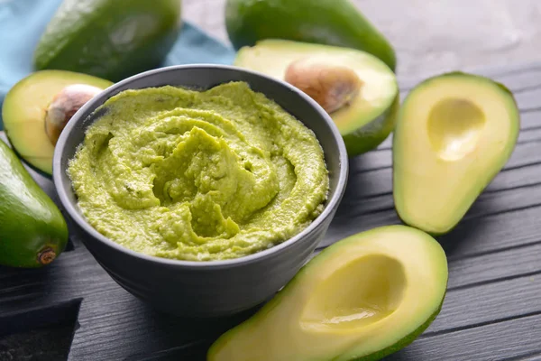 Bowl Delicious Guacamole Wooden Board — Stock Photo, Image