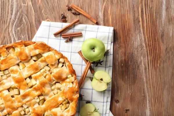 Komposition Mit Leckerem Apfelkuchen Auf Holztisch — Stockfoto