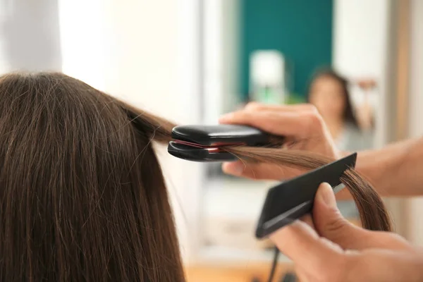 Coiffeur Professionnel Redressant Les Cheveux Client Dans Salon Beauté — Photo