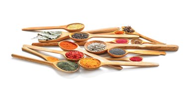 Beyaz arka plan üzerinde çeşitli baharatlar ile tahta kaşıklar