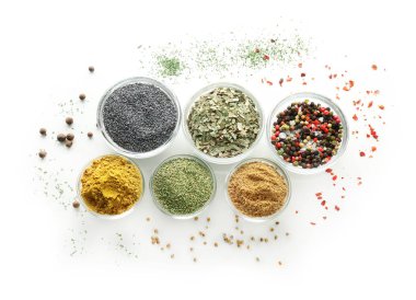 Beyaz arka plan üzerinde çeşitli baharatlar ile kase