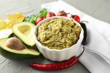 Dokulu arka plan üzerinde sebze ile lezzetli guacamole
