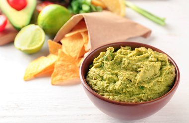 Beyaz masada lezzetli guacamole ile kase