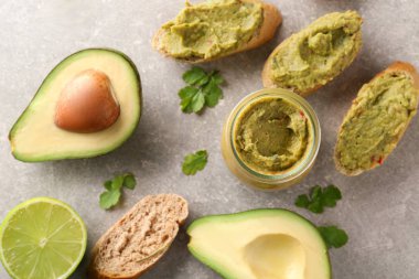 Lezzetli guacamole, kireç ve avokado masada dilimlenmiş ekmek
