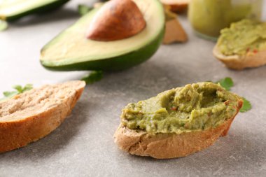 Masada ekmek lezzetli guacamole ile dilimlenmiş
