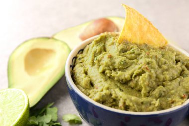 Masada lezzetli guacamole ile kase