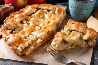 Parşömen üzerine lezzetli ev yapımı elma pasta