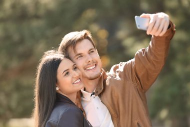 Genç güzel çift alarak selfie açık havada