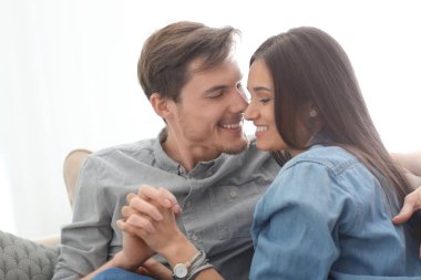 Mutlu genç çift kanepede evde istirahat