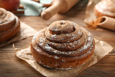 Ahşap masa tatlı tarçın çörek