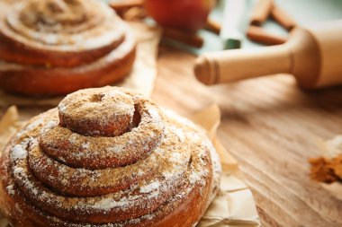 Ahşap masa tatlı tarçın çörek